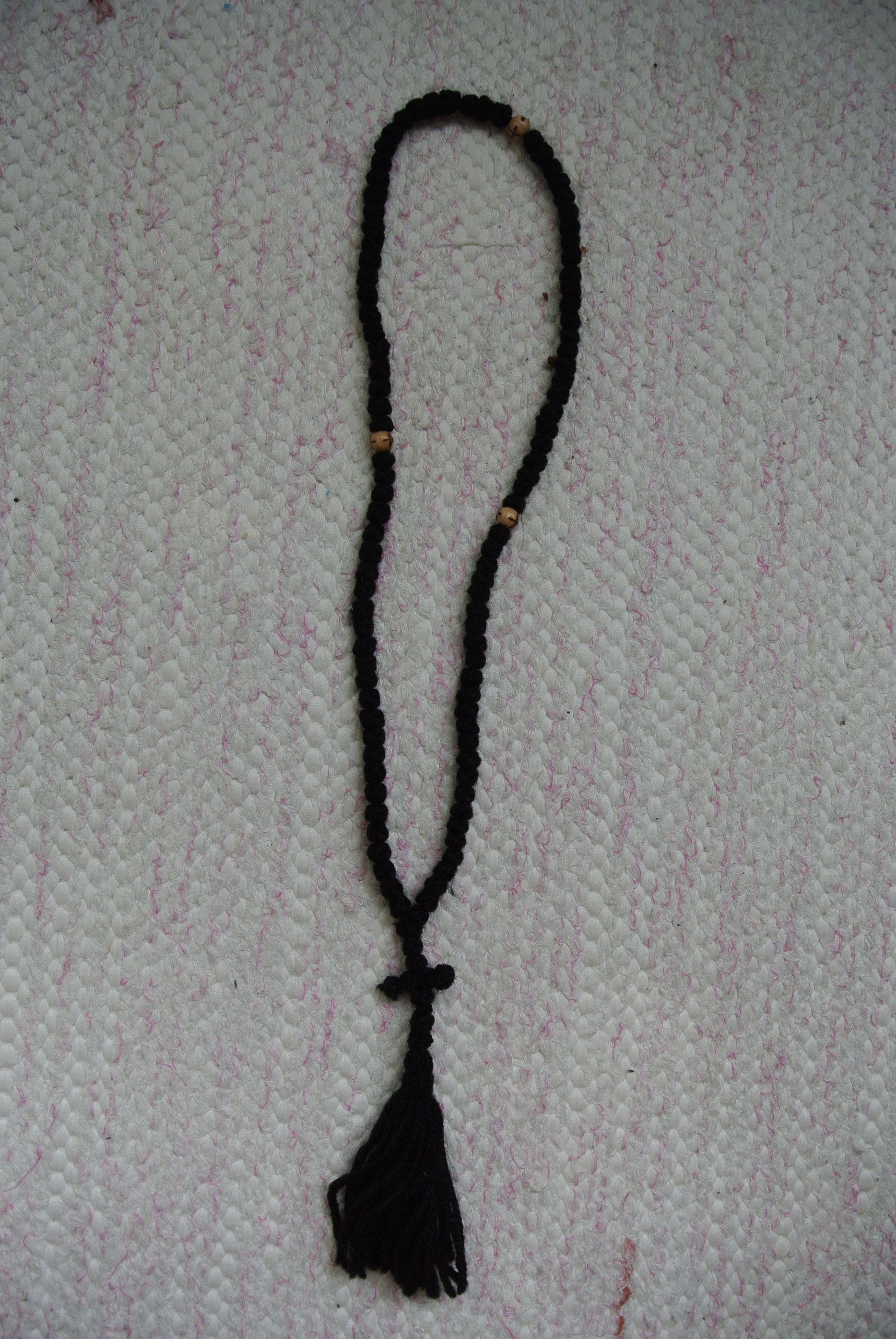 Pitkä musta rukousnauha 1:lla puuhelmellä